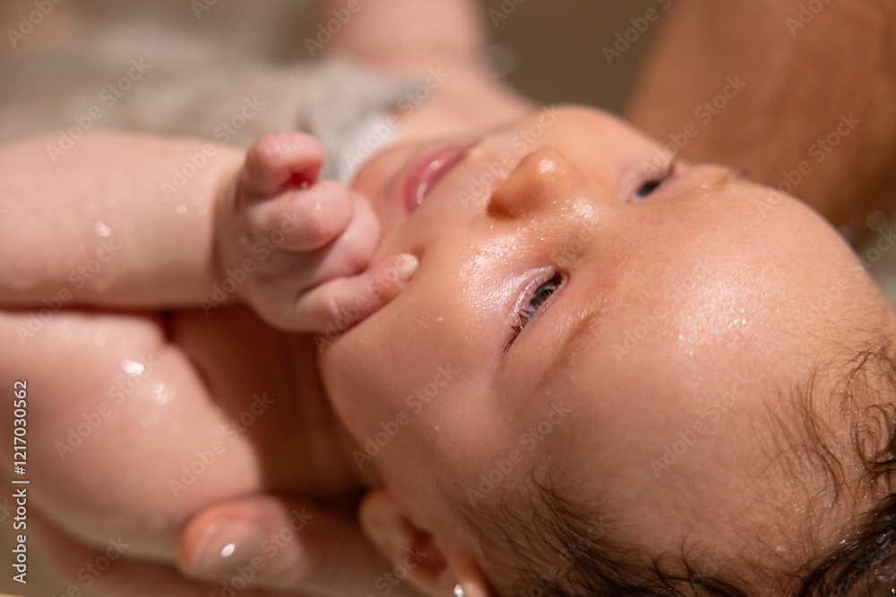 Naklejka premium Baby in einer Wanne baden