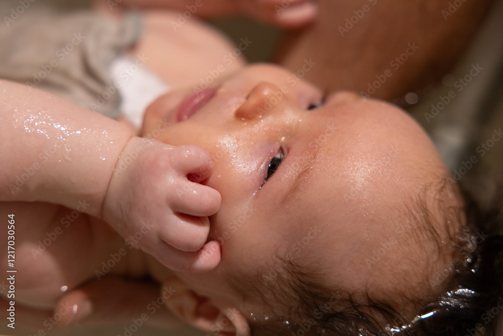 Naklejka premium Baby in einer Wanne baden