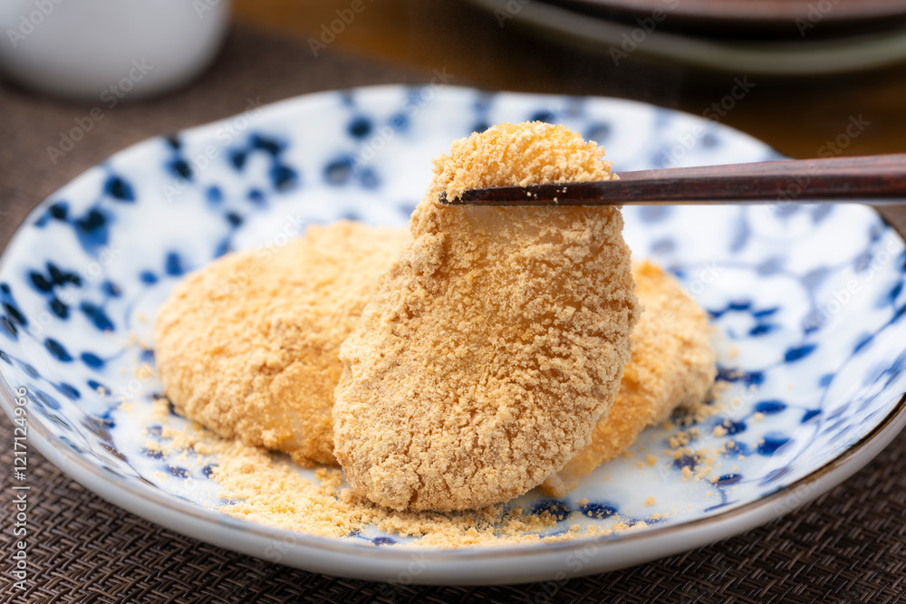 Φωτογραφία 箸で持ち上げたきなこ餅のクローズアップ