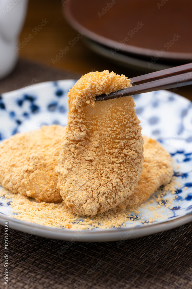Φωτογραφία 箸で持ち上げたきなこ餅のクローズアップ