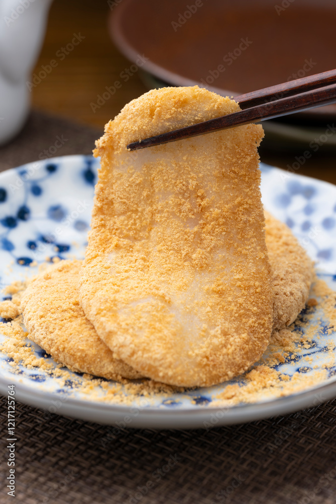 Φωτογραφία 箸で持ち上げたきなこ餅のクローズアップ