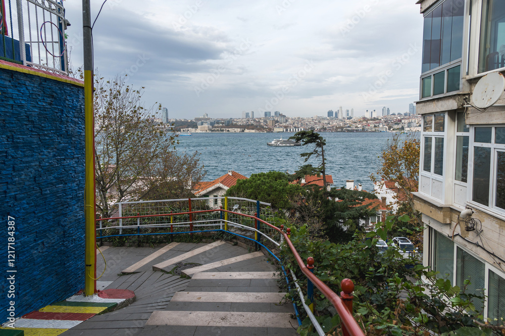 Fototapeta premium Colorful houses of kaftan sokak overlooking the Bosphorus, Uskudar, Turkey