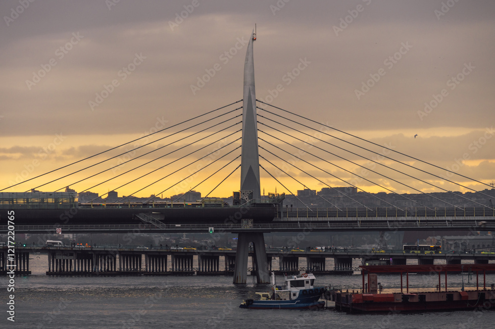 Obraz premium Sunset view of Halic Metro Bridge and cityscape of Istanbul with cloudy sky. Istanbul Turkiye