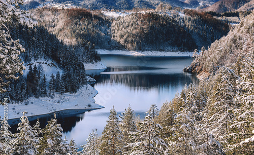 Obraz na płótnie Snowy Winter Landscape with Zaovine Mountain Lake w salonie