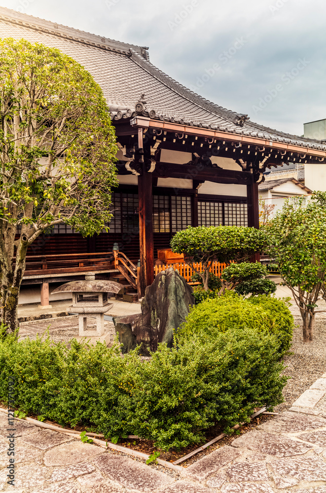Obraz premium Details of the wooden old houses and narrow lanes in Higashiyama in Kyoto on a quiet day
