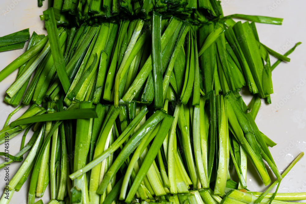 Fototapeta premium knife-cut chives on the cutting board