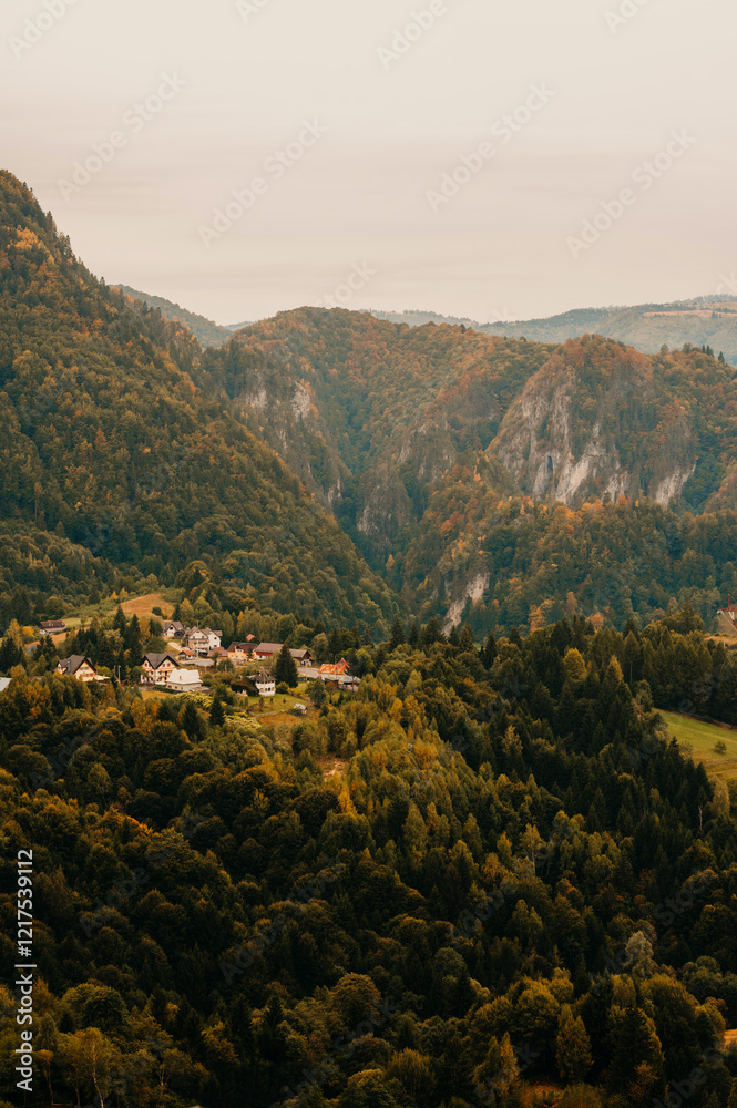 Fototapeta premium A stunning view of majestic mountains and lush valleys under a calm, clear sky with vibrant greenery