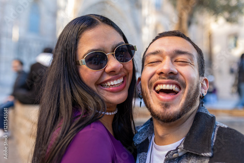 Canvas Print Happy Latin tourists smiling in front of the Cathedral in Barcelona, Spain