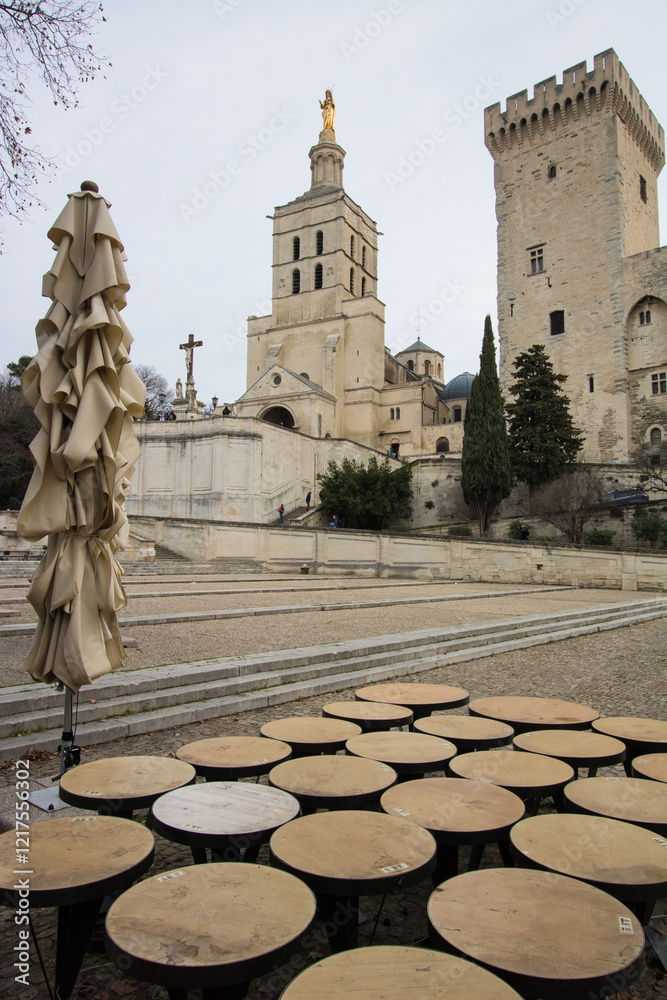 Obraz premium La place du Palais des Papes et la cathédrale Notre-Dame-des-Doms d'Avignon ou basilique Notre-Dame-des-Doms d'Avignon, basilique catholique romaine située à Avignon en France