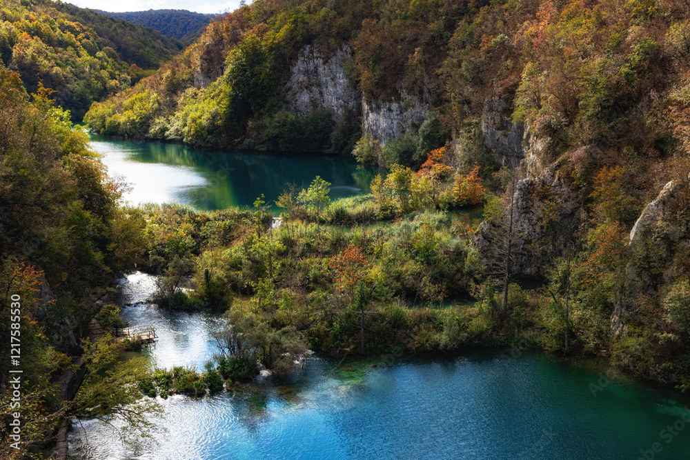 Naklejka premium A breathtaking view of the turquoise lakes surrounded by lush green hills and autumn foliage
