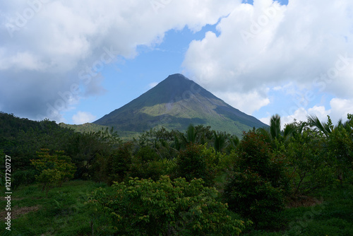 Obraz na płótnie La Fortuna, Costa Rica - November 20, 2024 - walk around the Arenal volcano with breathtaking views in Provincia de Alajuela w salonie