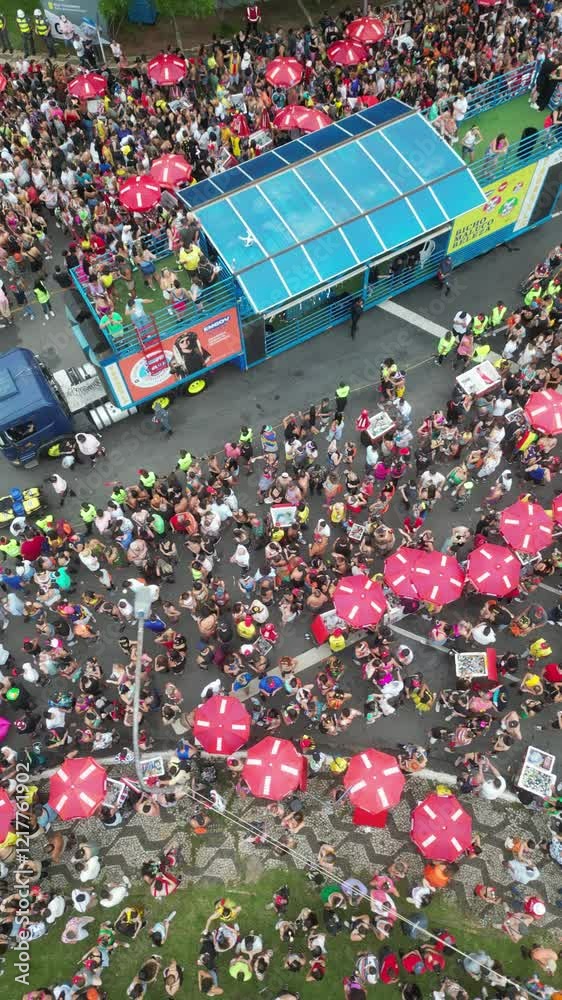Bloco Carnaval Trio Elétrico Parque Ibirapuera Obelisco Movimento Empurra São Paulo Festa Música Folia Fantasias Público Diversão Cultura Dança Alegria Multidão Evento Cores Tradição Celebração
