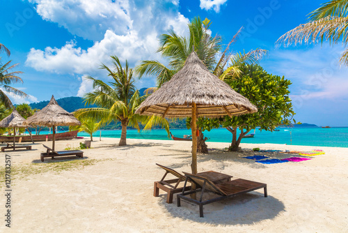 Canvastavla Parasol, sunbed on beach