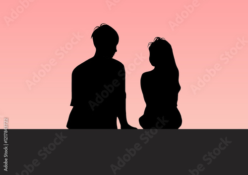 夕暮れの男女シルエット
