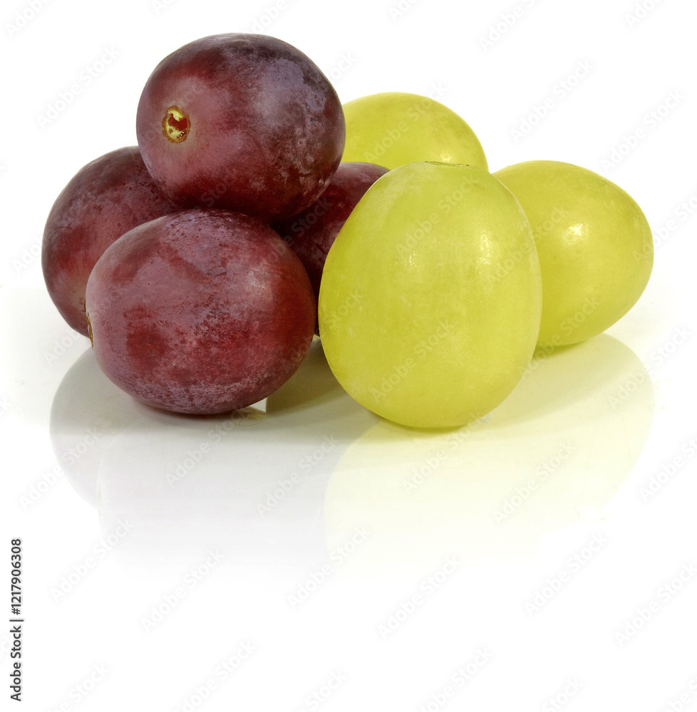 Obraz premium Winogrona w kolorze zielonym i czerwonym na białym tle