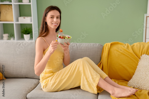 Young woman eating vegetabl...