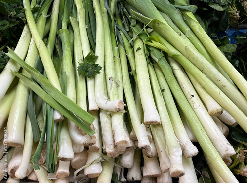 Obraz na płótnie Raw leeks on a supermarket counter. w salonie