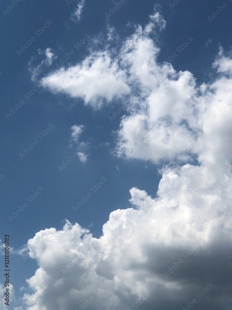 Obraz premium 파란 하늘과 하얀 뭉게 구름 