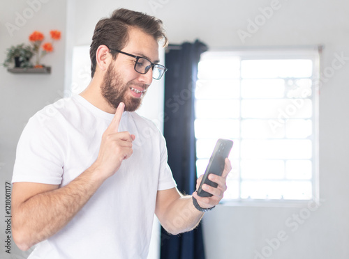 Joven en sus 20s directivo dando indicaciones desde el teléfono celular 