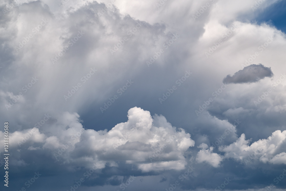 Obraz premium Cloudy sky background. Gloomy cumulus clouds suggesting forthcoming weather changes