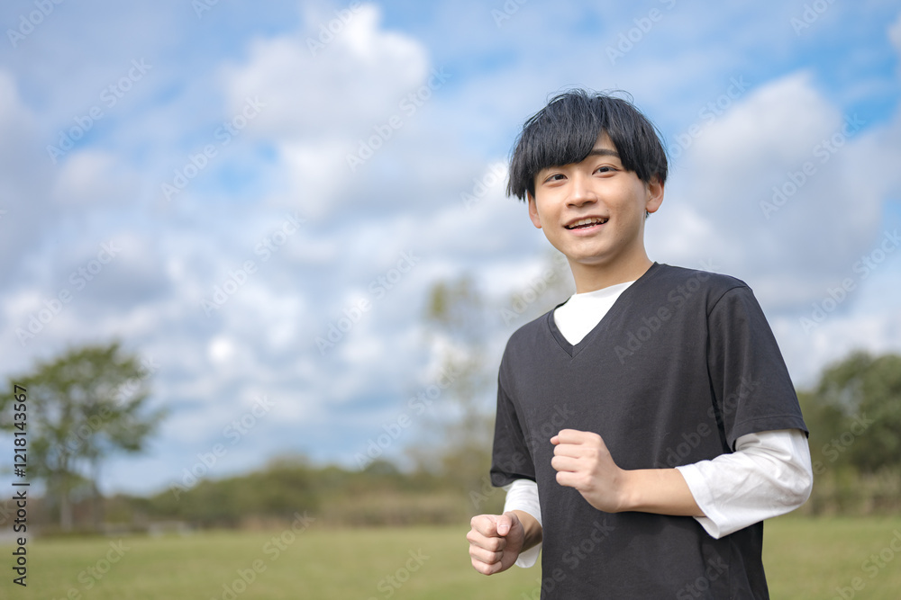 青空と爽やかに走る若い男性 青空と爽やかに走る若い男性