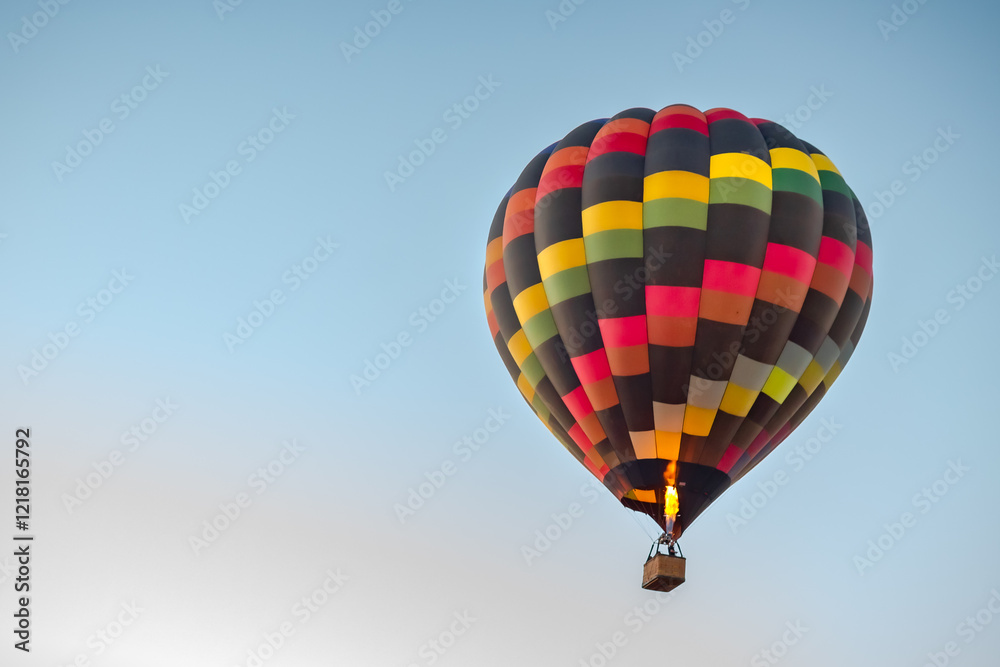 Naklejka premium Colorful pattern hot air balloon in the skies over the Phoenix Arizona Sonoran Desert. Photo taken on a clear day