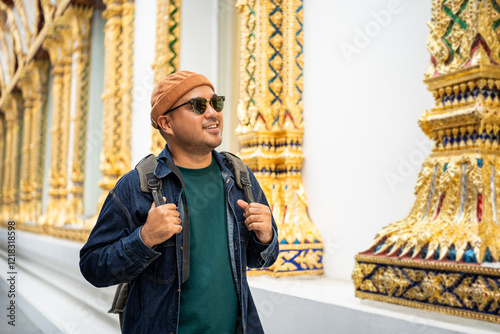 Canvas Print Young Asian traveling backpacker walking in temple at Bangkok Thailand