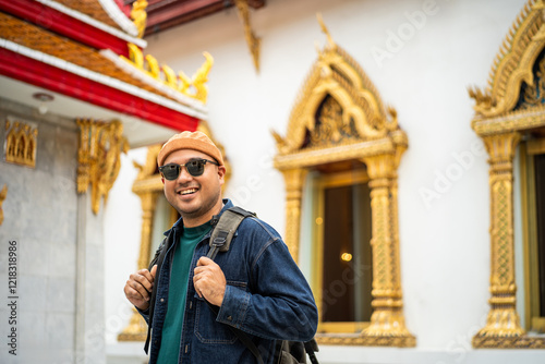 Canvas Print Young Asian traveling backpacker walking in temple at Bangkok Thailand
