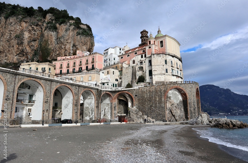 Atrani - Scorcio della collegiata dalla spiaggia