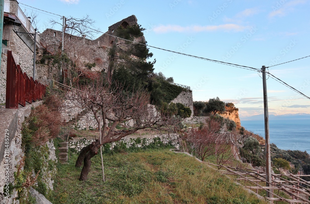 Pontone - Scorcio della Basilica di Sant'Eustachio dal sentiero di accesso