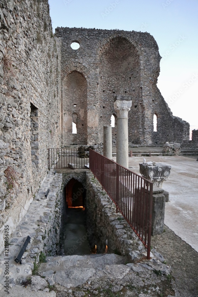 Pontone - Accesso alla cripta della Basilica di Sant'Eustachio