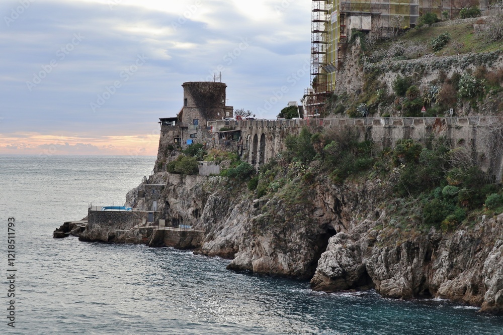 Atrani - Torre saracena di Amalfi dalla litoranea