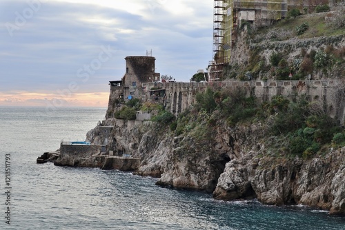 Obraz na płótnie Atrani - Torre saracena di Amalfi dalla litoranea w salonie