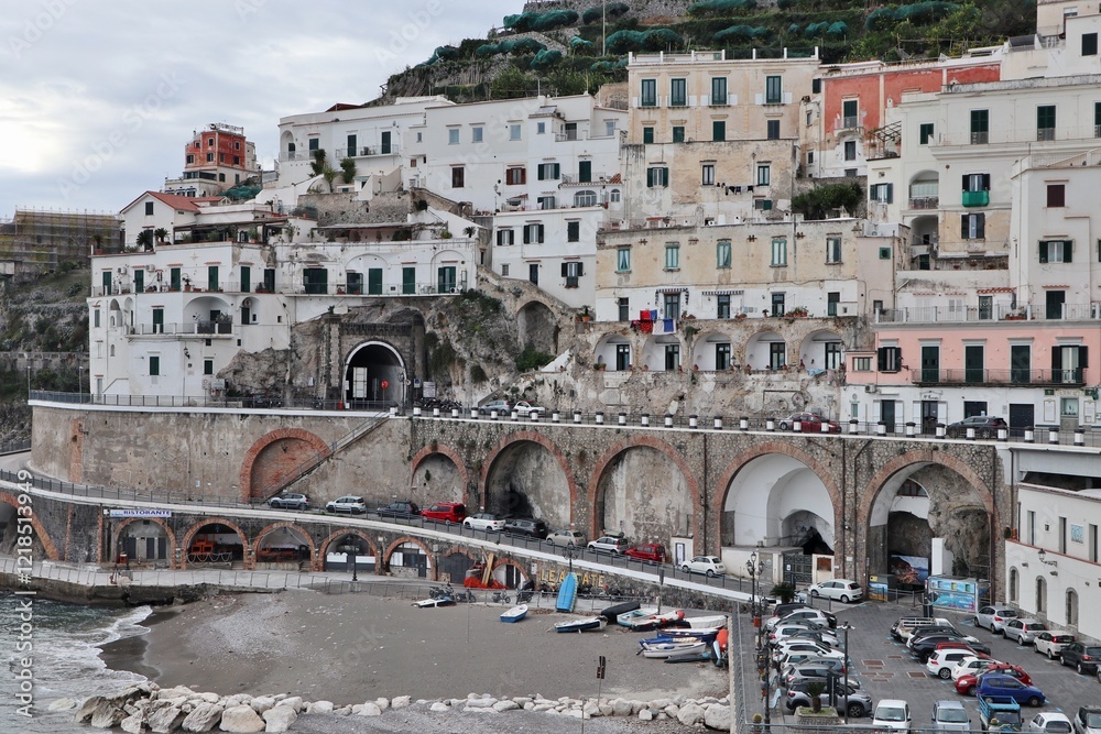 Atrani - Scorcio del borgo dalla litoranea