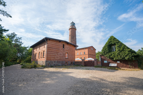Leuchtturm Darßer Ort mit Gebäuden drum herum photo