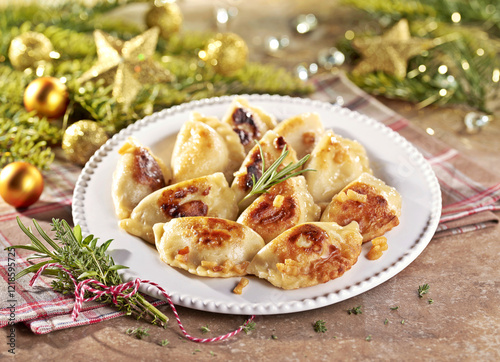 Tradycyjne polskie pierogi na stole w świątecznej aranżacji