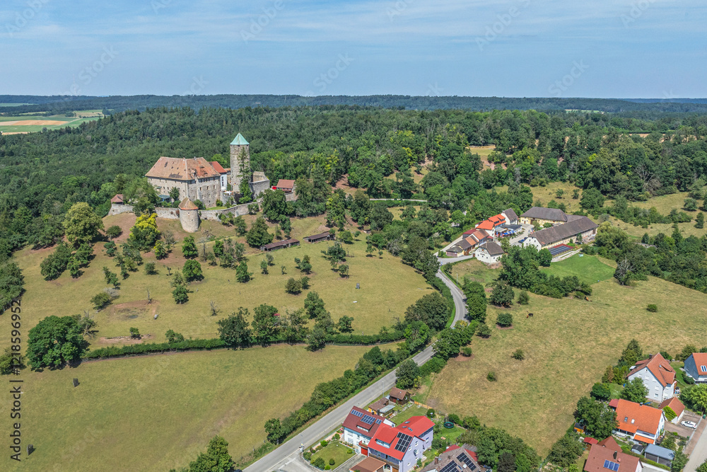 Fototapeta premium Ausblick auf Colmberg am Oberlauf der Altmühl im Naturpark Frankenhöhe in Bayern