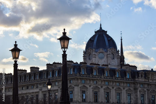 Toit de Paris et conciergerie Paris soir. photo