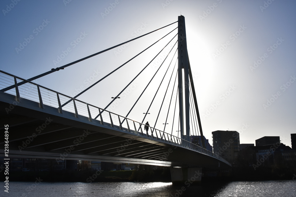 Fototapeta premium Pont a Hauban, Nantes avec passage silhouette