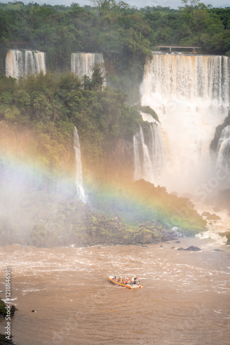 Tableau sur toile Excursión en bote por las cataratas del Iguazú, en un día soleado, con el arcoír