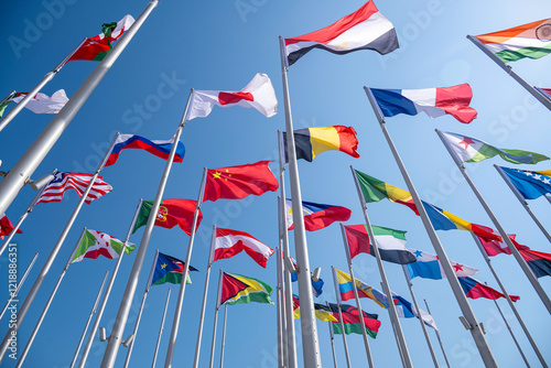 Fotografía The Flag Plaza, displays 119 flags from countries with authorized diplomatic missions, including flags of the European Union, the United Nation and the GCC