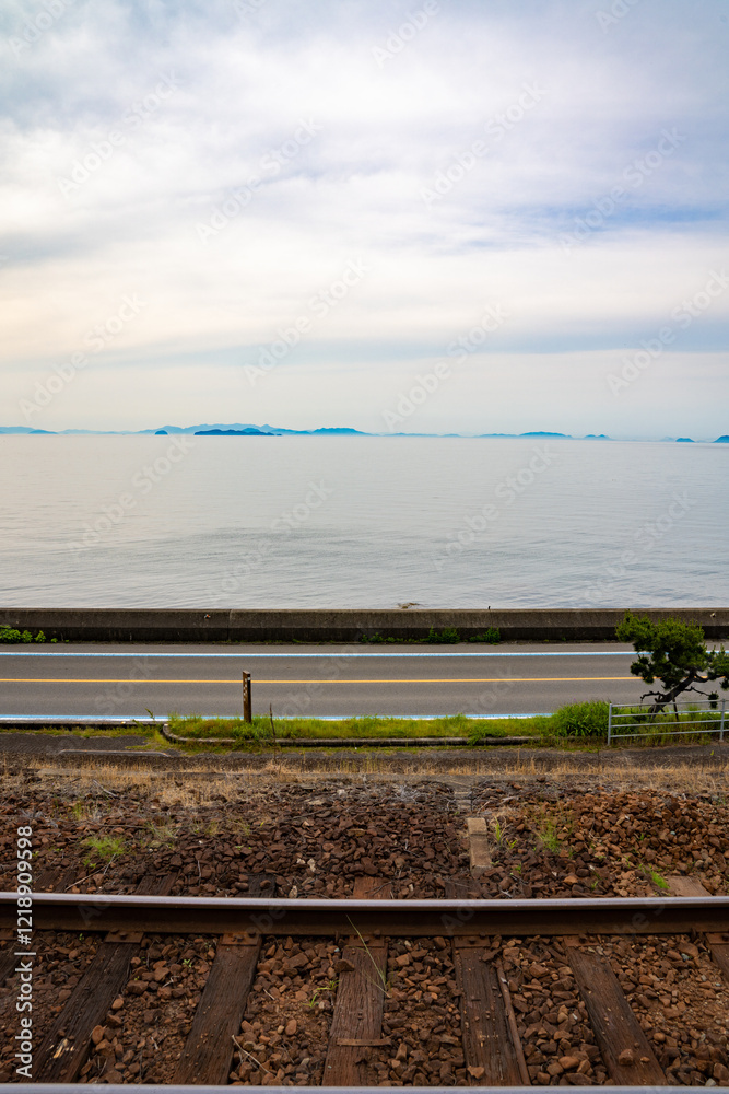 愛媛県海沿いの下灘駅、日本、5月