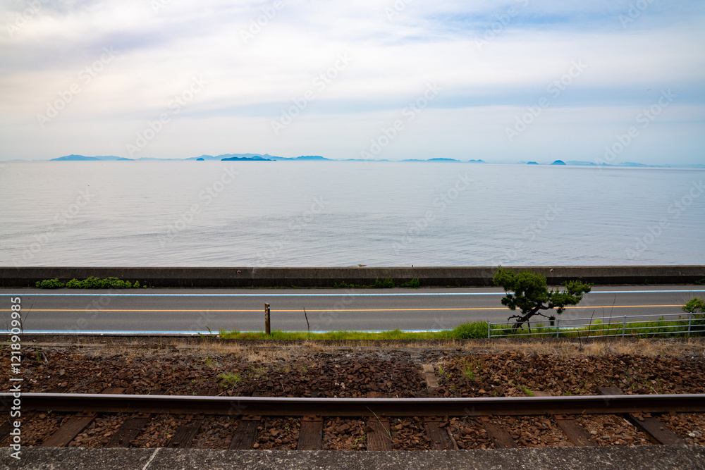 愛媛県海沿いの下灘駅、日本、5月