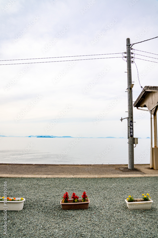 愛媛県海沿いの下灘駅、日本、5月