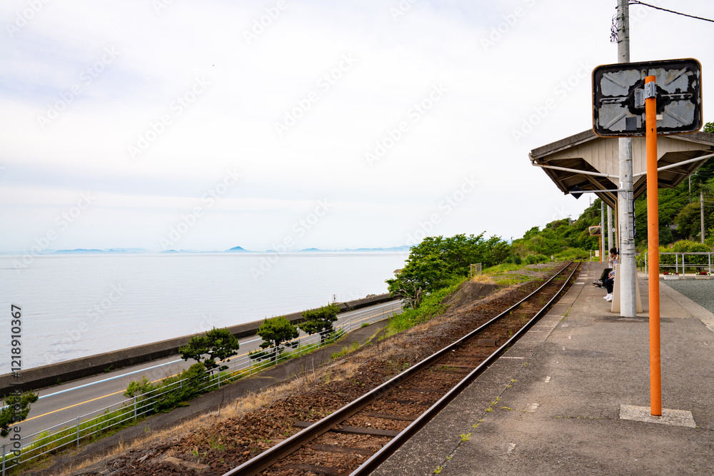 愛媛県海沿いの下灘駅、日本、5月