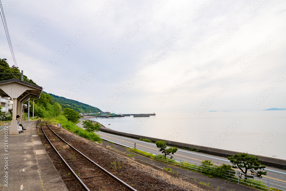 愛媛県海沿いの下灘駅、日本、5月