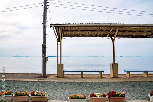 Obraz na płótnie 愛媛県海沿いの下灘駅、日本、5月 w salonie