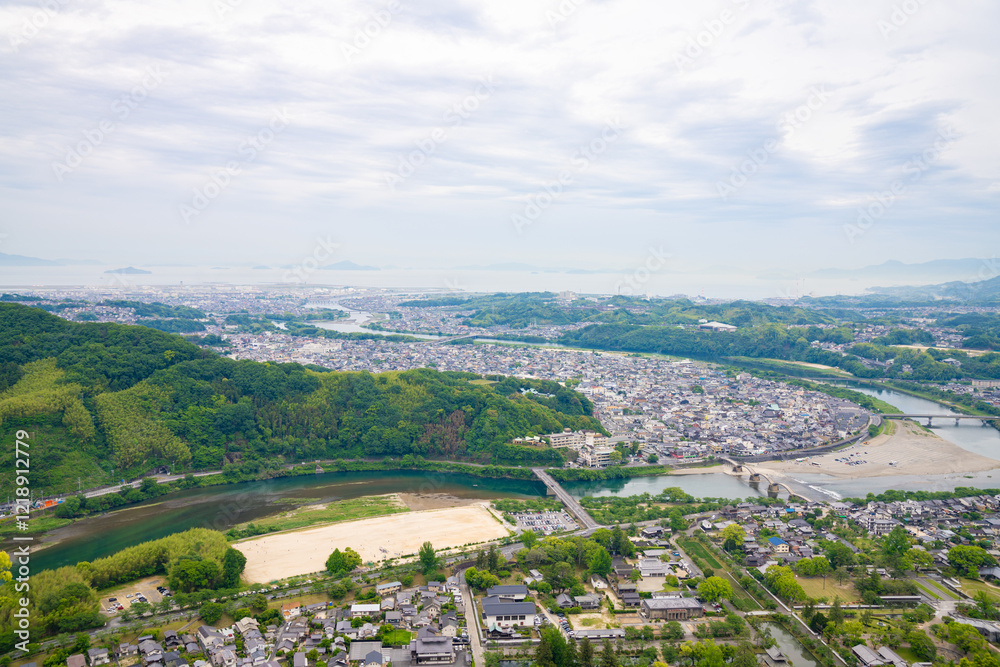 岩国の城下町、錦川の河岸、山口県、日本、5月