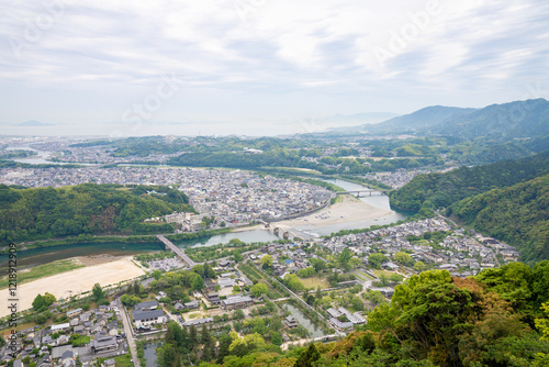 Obraz na płótnie 岩国の城下町、錦川の河岸、山口県、日本、5月 w salonie