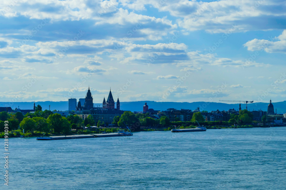 Naklejka premium Rhein vor Stadtbild Mainz